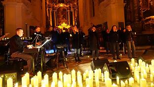 Nur vom Schein der Kerzenlichter erleuchtet war die Dominikanerkirche beim Konzert der Friends for Music. Nur vom Schein der Kerzenlichter erleuchtet war die Dominikanerkirche beim Konzert der Friends for Music.