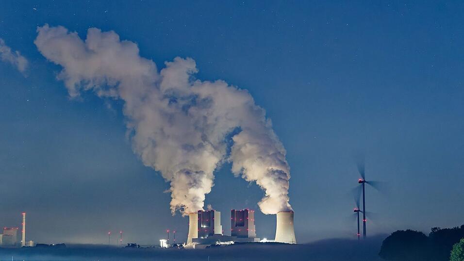 Kondensierter Wasserdampf steigt von den K&uuml;hlt&uuml;rmen des Braunkohlekraftwerkes Neurath auf. Das Kraftwerk st&ouml;&szlig;t gro&szlig;e Mengen Kohlendioxid aus. (Symbolbild)
