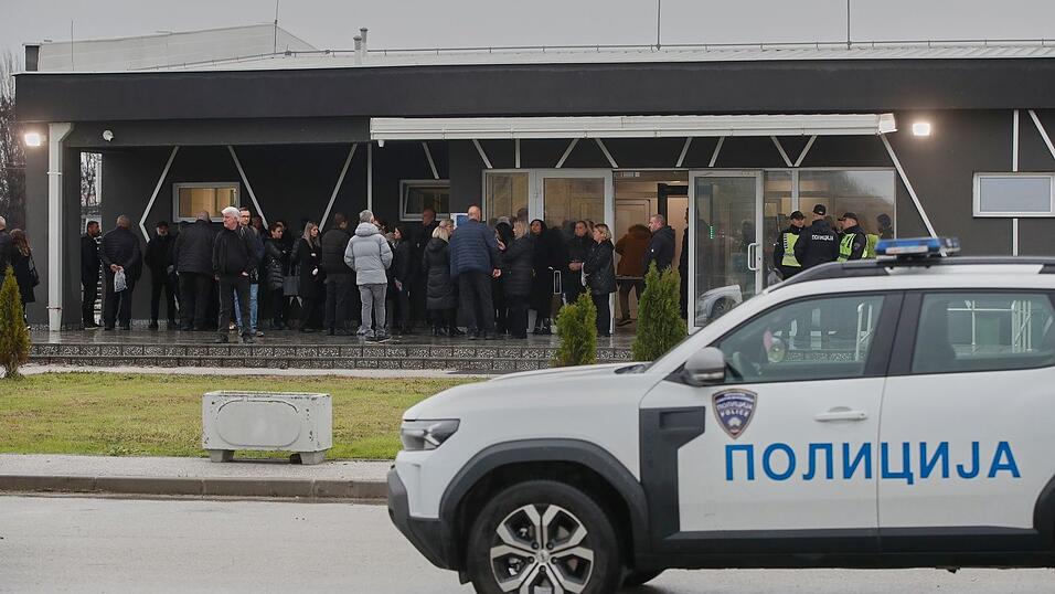 In Skopje beginnt ein Prozess gegen Dutzende mutmaßlich Verantwortliche für den verheerenden Brand in einem Nachtclub, infolge dessen 63 Menschen ums Leben kamen. In Skopje beginnt ein Prozess gegen Dutzende mutmaßlich Verantwortliche für den verheerenden Brand in einem Nachtclub, infolge dessen 63 Menschen ums Leben kamen.