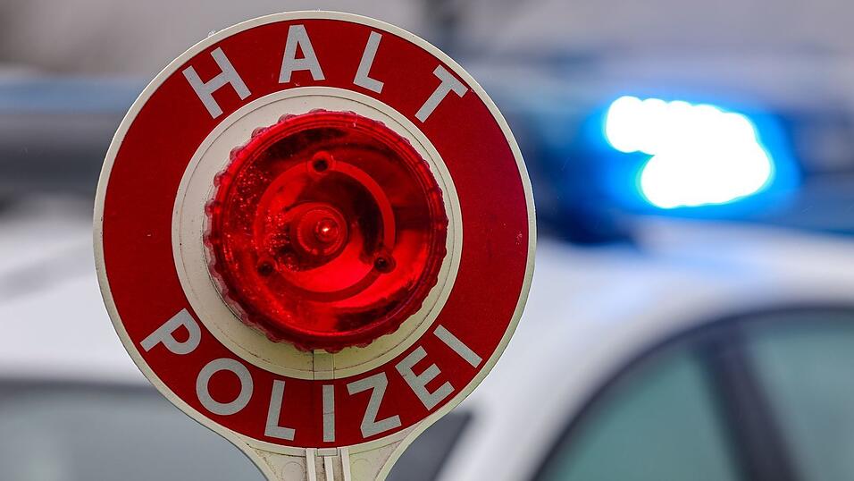 Direkt hinter der Grenze kontrolliert die Polizei den Mann. (Symbolbild)