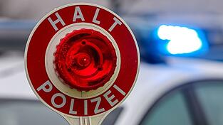 Direkt hinter der Grenze kontrolliert die Polizei den Mann. (Symbolbild)