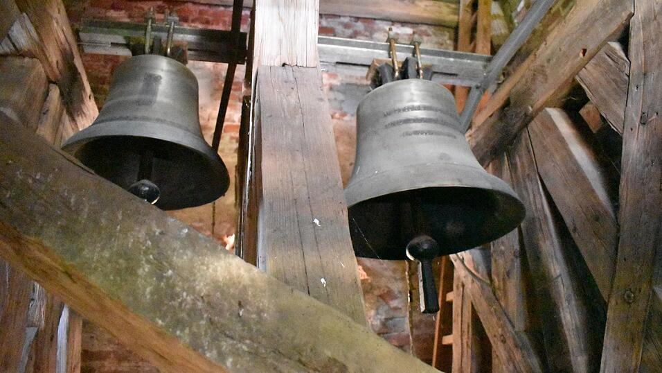 Die Aufhängung der drei Kirchenglocken wurde in den letzten Jahren in Handarbeit saniert. Die Aufhängung der drei Kirchenglocken wurde in den letzten Jahren in Handarbeit saniert.