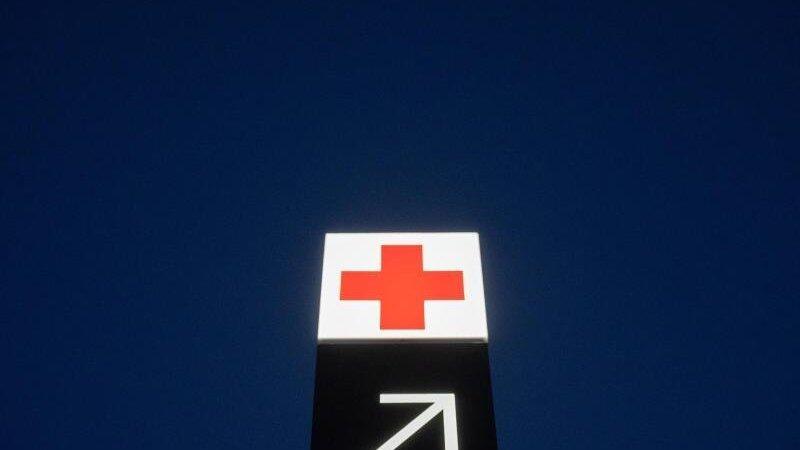 Ein Pfeil weist den Weg zur Notaufnahme eines Krankenhauses. Ein Pfeil weist den Weg zur Notaufnahme eines Krankenhauses.
