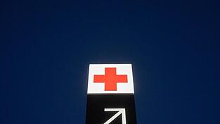 Ein Pfeil weist den Weg zur Notaufnahme eines Krankenhauses. Ein Pfeil weist den Weg zur Notaufnahme eines Krankenhauses.