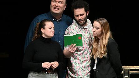 Suchten verzweifelt nach dem Stück im Stück: Die vier Sprecher und Sprecherinnen Marianna McAven, Clemens Nicol, Fritz Lordick und Alicia Ritter (von links).