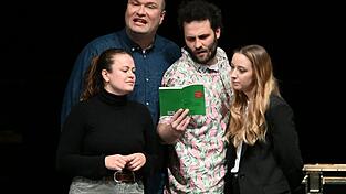 Suchten verzweifelt nach dem Stück im Stück: Die vier Sprecher und Sprecherinnen Marianna McAven, Clemens Nicol, Fritz Lordick und Alicia Ritter (von links). Suchten verzweifelt nach dem Stück im Stück: Die vier Sprecher und Sprecherinnen Marianna McAven, Clemens Nicol, Fritz Lordick und Alicia Ritter (von links).