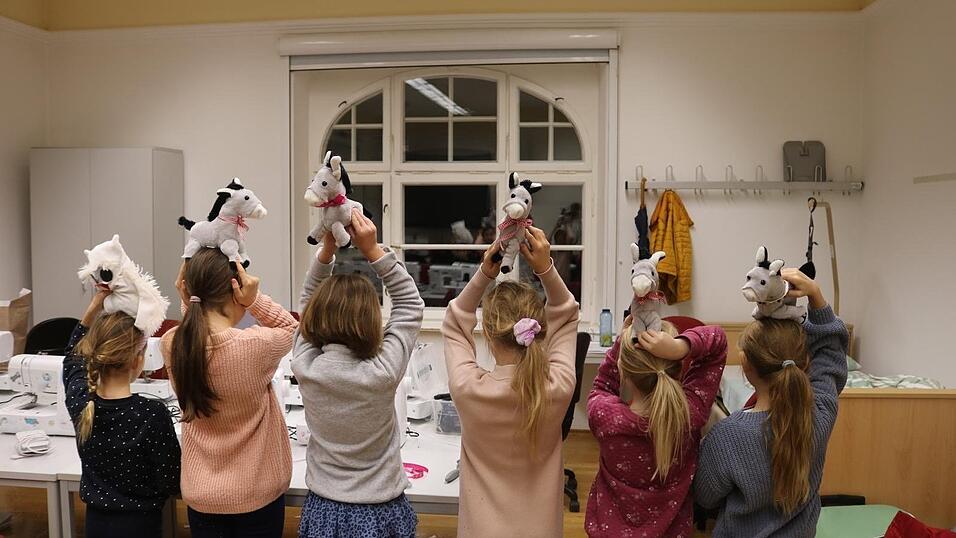 Stolz präsentieren die sechs Mädchen ihre selbstgenähten Kuscheltiere.