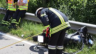 Das Motorrad lag an der Leitplanke, der Fahrer wurde leicht verletzt.
