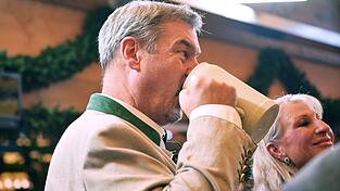 Na dann prost: Markus Söder hat zum Oktoberfest einen Wiesn-Hit eingesungen. (Archivbild)