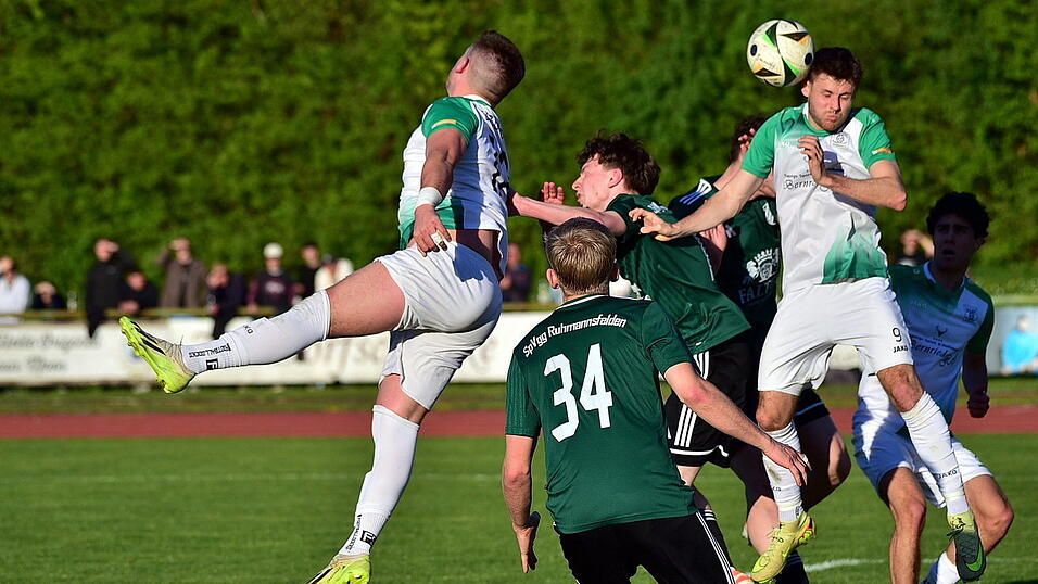 Im Derby waren die Chancen gleich verteilt, hier kl&auml;rte Deggendorfs Maximilian Semmler (r., in wei&szlig;) per Kopf.