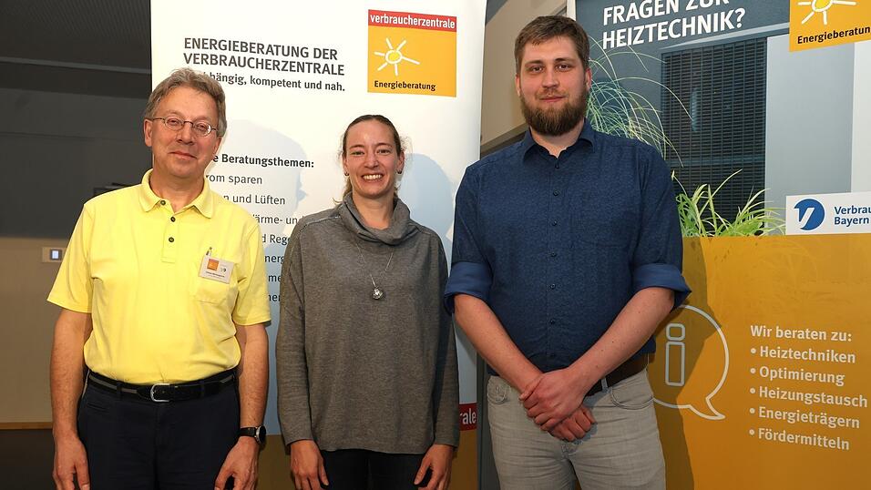 Andreas Weichselgartner (v. l.) vom Verbraucherserservice Bayern und die Klimaschutzmanager von Moosburg und Freising, Melanie Falkenstein und Thomas Schwab.