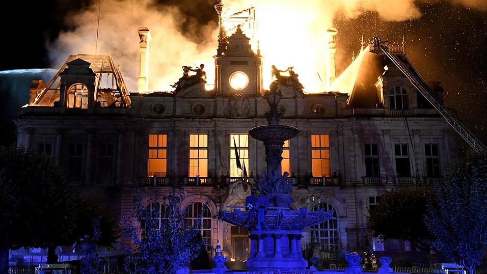 Das historische Rathaus von Limoges wurde durch einen von Randalierern gelegten Brand weitgehend zerstört. Das historische Rathaus von Limoges wurde durch einen von Randalierern gelegten Brand weitgehend zerstört.
