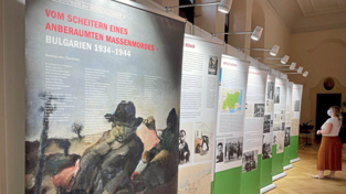 Anne T&uuml;ne (Bildmitte) f&uuml;hrte die G&auml;ste zur Er&ouml;ffnung durch die Ausstellung. Der Blick in die Vergangenheit, ist sie &uuml;berzeugt, sei f&uuml;r das k&uuml;nftige Handeln unerl&auml;sslich.