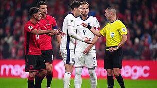 Schiedsrichter Marco Guida (r) traf zuletzt auf Bayern-Stürmer Harry Kane (2.v.r.) in der WM-Qualifikation. Schiedsrichter Marco Guida (r) traf zuletzt auf Bayern-Stürmer Harry Kane (2.v.r.) in der WM-Qualifikation.