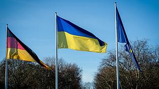 Die Fahnen von Deutschland, der Ukraine und Europa wehen am vergangenen Wochenende f&uuml;r den Besuch des ukrainischen Pr&auml;sidenten vor dem Schloss Bellevue im Wind. Die Finanzierung der Ukraine ist ein wichtiger Punkt auf dem EU-Gipfel diese Woche.