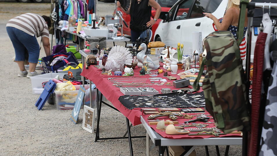 Bei idealem Sommerwetter fand am Sonntag auf dem Volksfestplatz der Floh- und Schnäppchenmarkt statt. Bei idealem Sommerwetter fand am Sonntag auf dem Volksfestplatz der Floh- und Schnäppchenmarkt statt.