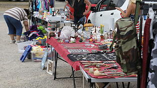 Bei idealem Sommerwetter fand am Sonntag auf dem Volksfestplatz der Floh- und Schn&auml;ppchenmarkt statt.