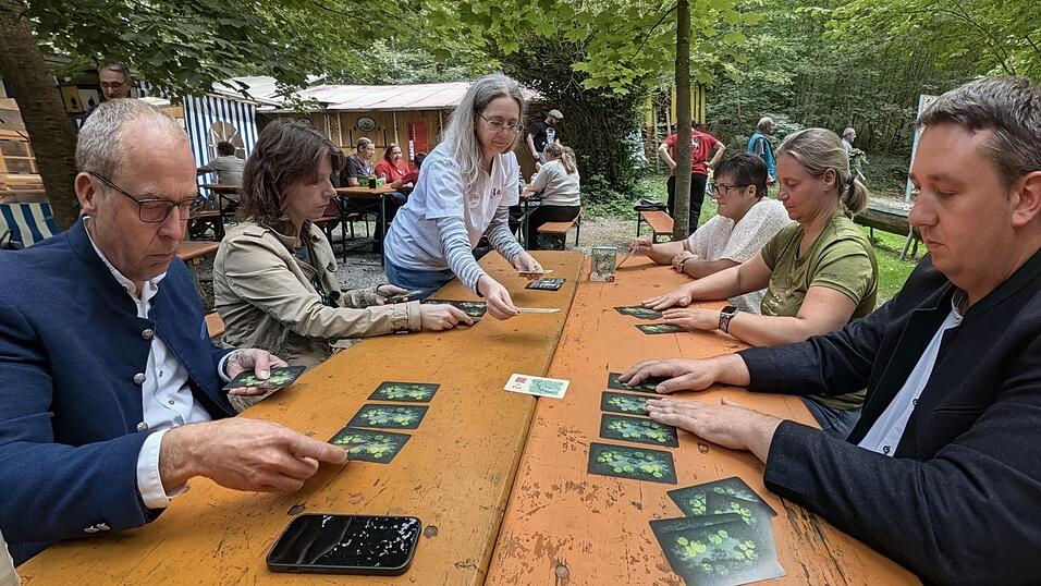 Bürgermeister Martin Hiergeist, gegenüber sein Stellvertreter Sebastian Eder, die Jugendbeauftragten Diana Königer des Marktrates (l.) und Daniela Pitz von den Naturfreunden (r.) mit (stehend) Birgit Fuchs und Zuschauerin Elsa Pellkofer Bürgermeister Martin Hiergeist, gegenüber sein Stellvertreter Sebastian Eder, die Jugendbeauftragten Diana Königer des Marktrates (l.) und Daniela Pitz von den Naturfreunden (r.) mit (stehend) Birgit Fuchs und Zuschauerin Elsa Pellkofer