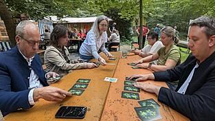 Bürgermeister Martin Hiergeist, gegenüber sein Stellvertreter Sebastian Eder, die Jugendbeauftragten Diana Königer des Marktrates (l.) und Daniela Pitz von den Naturfreunden (r.) mit (stehend) Birgit Fuchs und Zuschauerin Elsa Pellkofer Bürgermeister Martin Hiergeist, gegenüber sein Stellvertreter Sebastian Eder, die Jugendbeauftragten Diana Königer des Marktrates (l.) und Daniela Pitz von den Naturfreunden (r.) mit (stehend) Birgit Fuchs und Zuschauerin Elsa Pellkofer