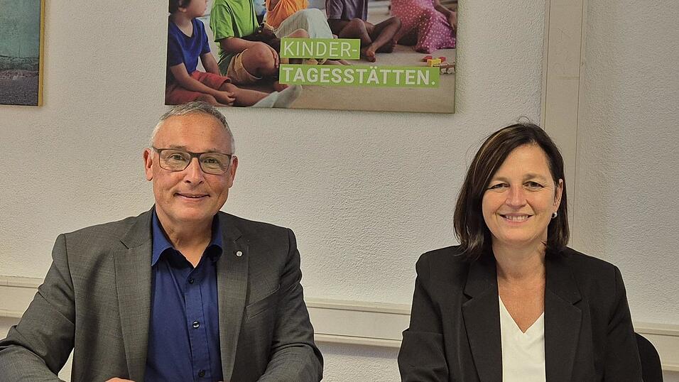 „Die Finanzierung der Kindertageseinrichtungen sollte gerecht sein, unabhängig davon, was sich Eltern und Kommunen noch leisten können“: AWO-Geschäftsführer Klaus Hoffmann und Patricia Hecker, Abteilungsleiterin für Kindertagesstätten. „Die Finanzierung der Kindertageseinrichtungen sollte gerecht sein, unabhängig davon, was sich Eltern und Kommunen noch leisten können“: AWO-Geschäftsführer Klaus Hoffmann und Patricia Hecker, Abteilungsleiterin für Kindertagesstätten.