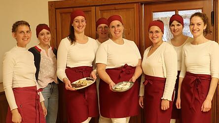 Freuen sich über die vielen verschiedenen Backwerke: Lehrerin Katharina Beer (v.l.), Fachlehreranwärterin Magdalena Maurer und die Studentinnen Eva Dittrich, Manuela Kerscher, Christine Kreuzpaintner, Katharina Dachs, Franziska Angstl und Veronika Blindauer. Freuen sich über die vielen verschiedenen Backwerke: Lehrerin Katharina Beer (v.l.), Fachlehreranwärterin Magdalena Maurer und die Studentinnen Eva Dittrich, Manuela Kerscher, Christine Kreuzpaintner, Katharina Dachs, Franziska Angstl und Veronika Blindauer.
