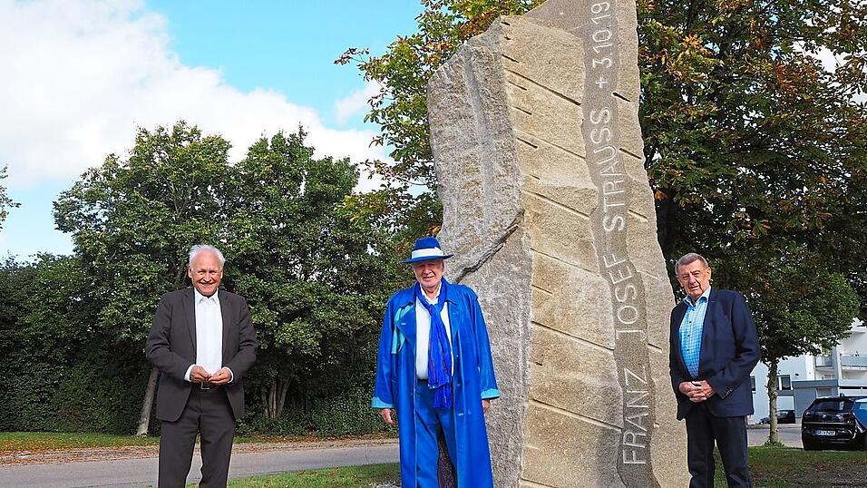 Die drei „Väter“ des Denkmals: Erwin Huber, Gerhard Kadletz und Sepp Steinberger (†). Das Bild stammt aus dem Jahr 2020. Die drei „Väter“ des Denkmals: Erwin Huber, Gerhard Kadletz und Sepp Steinberger (†). Das Bild stammt aus dem Jahr 2020.
