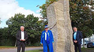 Die drei „Väter“ des Denkmals: Erwin Huber, Gerhard Kadletz und Sepp Steinberger (†). Das Bild stammt aus dem Jahr 2020.