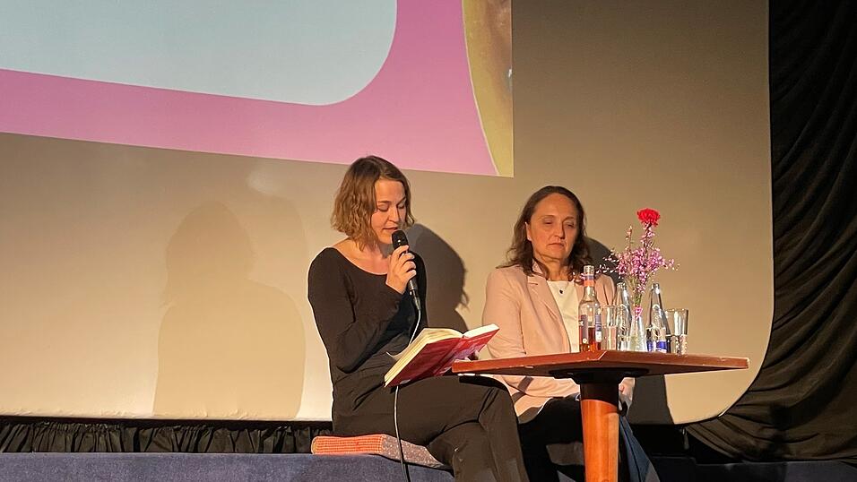 Autorin und Gyn&auml;kologin Dr. Alicia Baier und Haus&auml;rztin Dr. Margit Kollmer im Gespr&auml;ch.