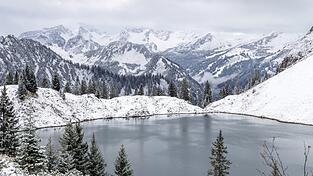 Oberhalb 1.500 Metern ist in den bayerischen Alpen gebietsweise Neuschnee möglich. Oberhalb 1.500 Metern ist in den bayerischen Alpen gebietsweise Neuschnee möglich.