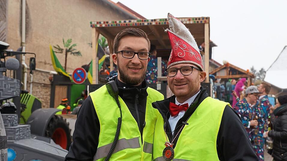 Alexander M&auml;rkl, 1. Pr&auml;sident des Faschingskomitees K&ouml;fering (l.) und Ehrenpr&auml;sident Manuel Hagen (r.), hier vorm Start zum letzten Gaudiwurm, k&uuml;ndigten Einlasskontrollen auf mitgebrachte Alkoholika f&uuml;r den Faschingszug 2019 an.