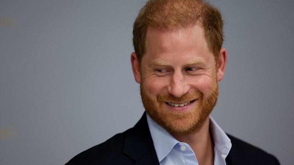 Hat Prinz Harry wieder Grund zu lachen? Britische Medien spekulieren über eine sich abzeichnende Versöhnung mit seinem Vater König Charles. Hat Prinz Harry wieder Grund zu lachen? Britische Medien spekulieren über eine sich abzeichnende Versöhnung mit seinem Vater König Charles.