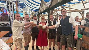 B&uuml;rgermeister, Festwirt und Pfingstbrautpaar zapfen das erst Fass 's&acute;K&ouml;tztinger' an.&nbsp;