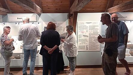 Besucher aus nah und fern machten sich in der arch&auml;ologischen Sammlung des Heimathauses Essenbach ein Bild von Hinterlassenschaften aus sieben Jahrtausenden Heimatgeschichte.
