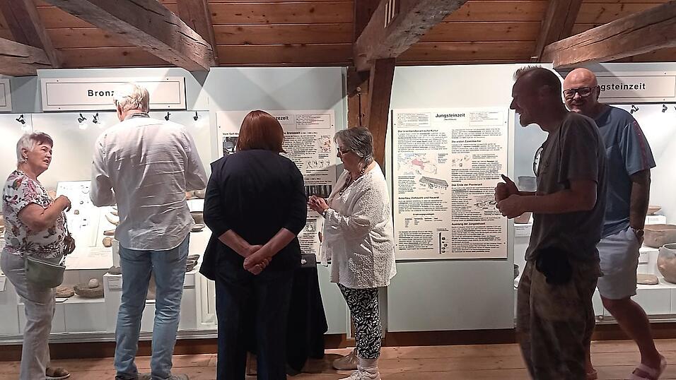 Besucher aus nah und fern machten sich in der archäologischen Sammlung des Heimathauses Essenbach ein Bild von Hinterlassenschaften aus sieben Jahrtausenden Heimatgeschichte. Besucher aus nah und fern machten sich in der archäologischen Sammlung des Heimathauses Essenbach ein Bild von Hinterlassenschaften aus sieben Jahrtausenden Heimatgeschichte.
