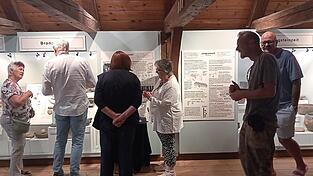 Besucher aus nah und fern machten sich in der archäologischen Sammlung des Heimathauses Essenbach ein Bild von Hinterlassenschaften aus sieben Jahrtausenden Heimatgeschichte. Besucher aus nah und fern machten sich in der archäologischen Sammlung des Heimathauses Essenbach ein Bild von Hinterlassenschaften aus sieben Jahrtausenden Heimatgeschichte.