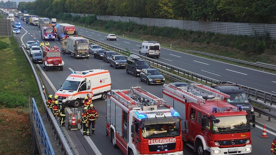Die Feuerwehren Wörth und Wiesent waren am Freitagmorgen im Einsatz. Aufgrund einer Hubschrauberlandung war die A3 voll gesperrt. Die Feuerwehren Wörth und Wiesent waren am Freitagmorgen im Einsatz. Aufgrund einer Hubschrauberlandung war die A3 voll gesperrt.