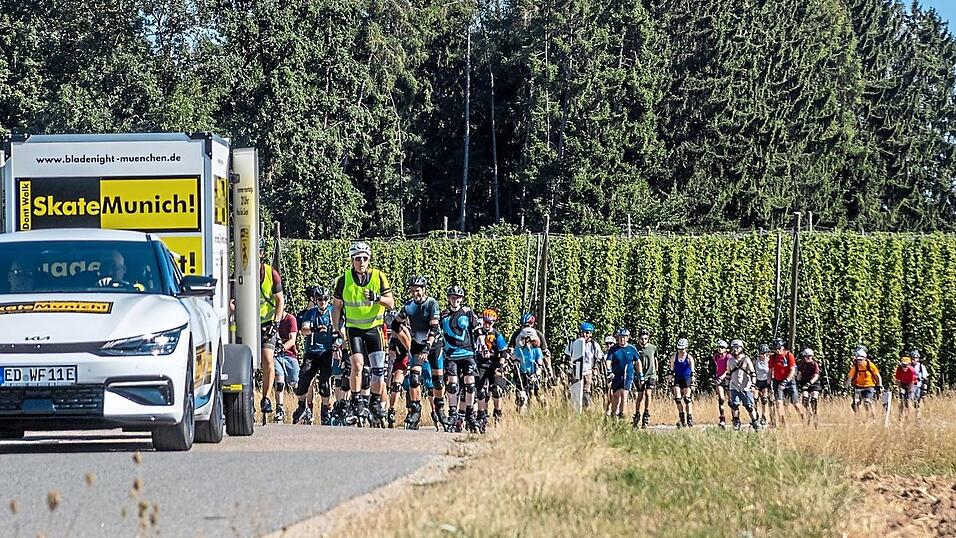 Ein beeindruckendes Bild: Die 130 Skater auf ihrem Weg entlang der Hopfeng&auml;rten durch das Hallertauer H&uuml;gelland.