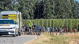 Ein beeindruckendes Bild: Die 130 Skater auf ihrem Weg entlang der Hopfeng&auml;rten durch das Hallertauer H&uuml;gelland.
