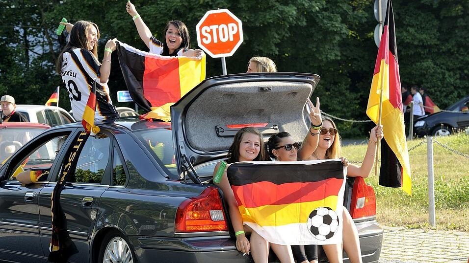 Neben dem Fu&szlig;ball selbst, ist den weiblichen Fu&szlig;ballfans auch das perfekte schwarz-rot-goldene Outfit wichtig. (Foto: Mathias Adam)