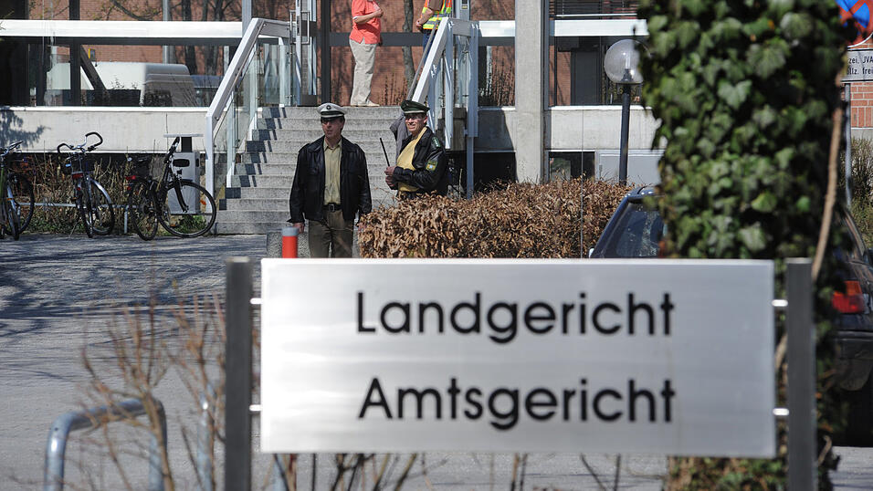 Vom Landgericht Landshut ist ein 33-jähriger Kolumbianer wegen Drogenschmuggels zu einer Freiheitsstrafe von vier Jahren verurteilt worden. Vom Landgericht Landshut ist ein 33-jähriger Kolumbianer wegen Drogenschmuggels zu einer Freiheitsstrafe von vier Jahren verurteilt worden.