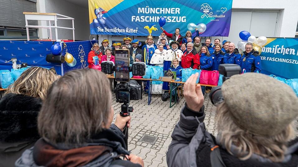 Süße Spenden: nach der Absage des Faschingszuges haben die Münchner Gesellschaften «Narrhalla» und «Damische Ritter» tonnenweise Naschereien verschenkt. Süße Spenden: nach der Absage des Faschingszuges haben die Münchner Gesellschaften «Narrhalla» und «Damische Ritter» tonnenweise Naschereien verschenkt.