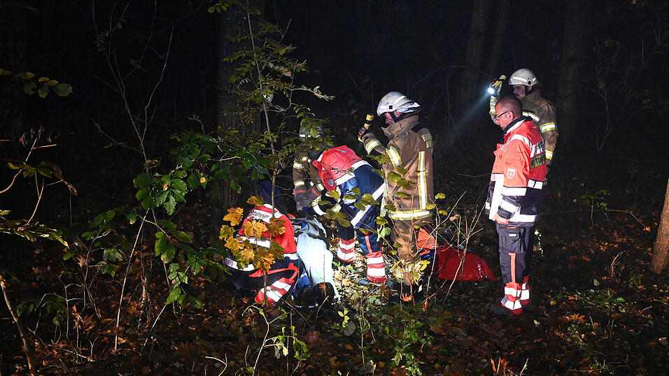 Die in den Wald geschleuderte Person wird rettungsdienstlich versorgt.