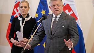 Die sozialdemokratische Wirtschaftsministerin Denisa Sakova und der linkspopulistische Ministerpr&auml;sident Robert Fico hatten die unterschiedlichen Treibstoffpreise f&uuml;r In- und Ausl&auml;nder bisher verteidigt. (Archivbild)