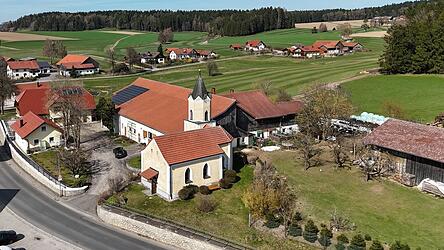 &bdquo;Das Kleinod des Ortes&ldquo; - die Dorfkirche in Erpfenzell. Der Weindlerhof direkt daneben wird noch von der selben Familie wie 1896 betrieben.