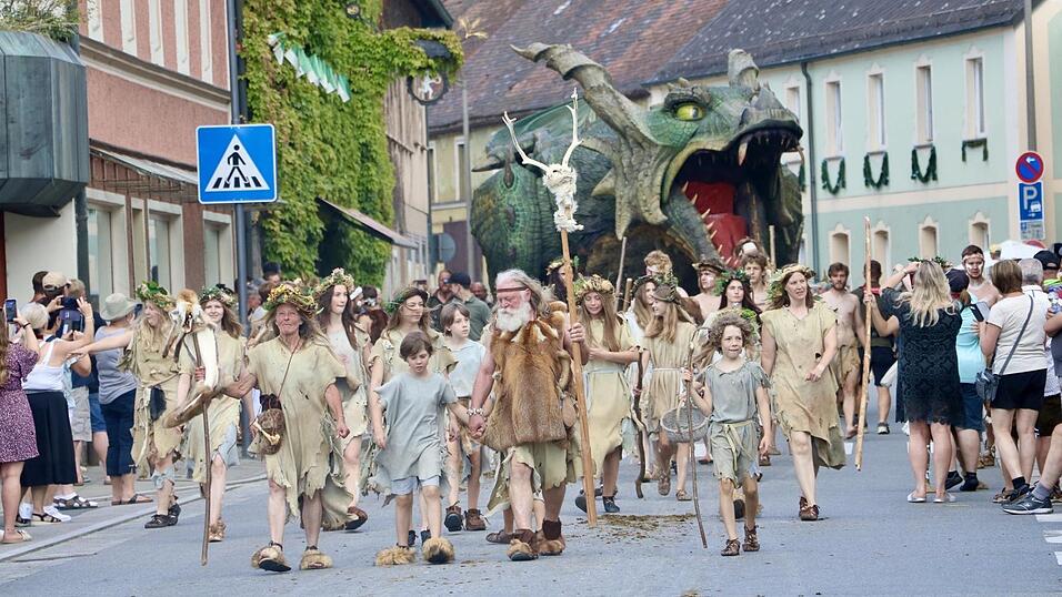 Der historische Festzug mit über 1.000 Mitwirkenden und rund 200 Pferden ist alljährlich ein Höhepunkt der Drachenstich-Festwochen. Der historische Festzug mit über 1.000 Mitwirkenden und rund 200 Pferden ist alljährlich ein Höhepunkt der Drachenstich-Festwochen.
