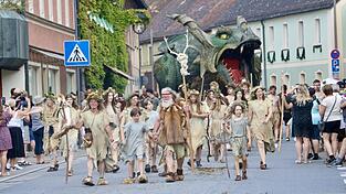 Der historische Festzug mit über 1.000 Mitwirkenden und rund 200 Pferden ist alljährlich ein Höhepunkt der Drachenstich-Festwochen. Der historische Festzug mit über 1.000 Mitwirkenden und rund 200 Pferden ist alljährlich ein Höhepunkt der Drachenstich-Festwochen.