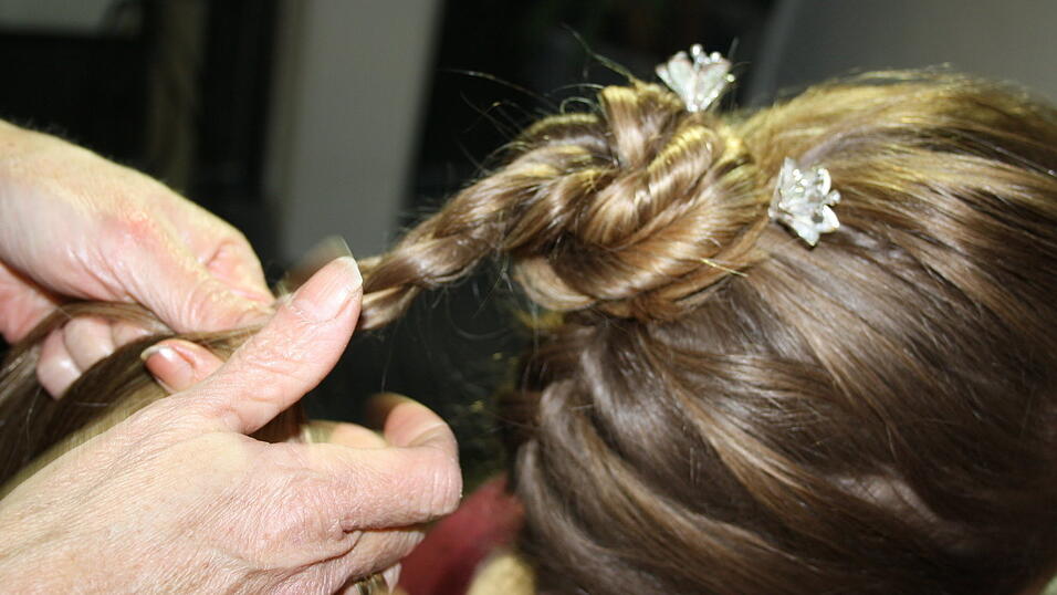 Den Haargummi um den geflochtenen Zopf lösen, fertig flechten. Den Haargummi um den geflochtenen Zopf lösen, fertig flechten.