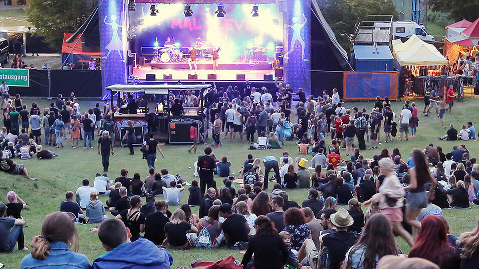 Das Labertalfestival kehrt am 3. August zurück. Allerdings findet das Open-Air nur mehr an einem Tag statt. Neun Bands stehen auf der Bühne im Freizeitzentrum. Das Labertalfestival kehrt am 3. August zurück. Allerdings findet das Open-Air nur mehr an einem Tag statt. Neun Bands stehen auf der Bühne im Freizeitzentrum.