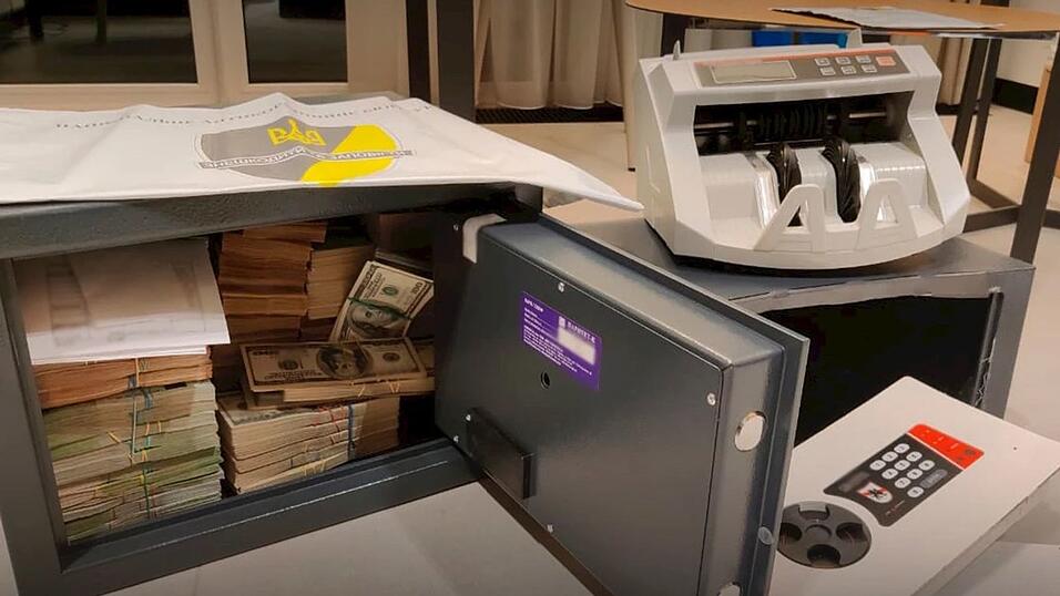 Ukrainische Korruptionsbekämpfungsbehörden legten Schmiergeldzahlungen in Ministerien und Staatskonzernen offen. Ukrainische Korruptionsbekämpfungsbehörden legten Schmiergeldzahlungen in Ministerien und Staatskonzernen offen.