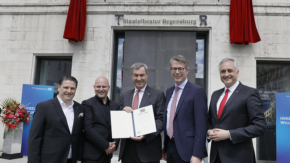 Feierlich wurde der neuen Schriftzug enthüllt. Feierlich wurde der neuen Schriftzug enthüllt.